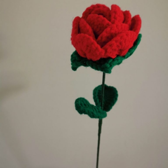 Hand-hooked red rose - Picture 5 of 5